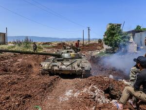 A Syrian government forces' tank navigates through the village of al-Jabiriya in the northern countryside of Hama province on May 25, 2019. (George OURFALIAN / AFP)