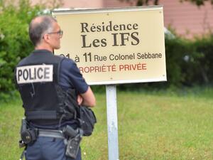 A French police officer stands guard during the search for evidences in front of les IFS residence on May 27, 2019 in Oullins, near the home of a suspect arrested earlier over an explosion in the heart of the southeastern city of Lyon last week which injured 13 people. (ROMAIN LAFABREGUE / AFP)