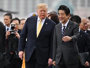 US President Donald Trump (L) walks with Japan's Prime Minister Shinzo Abe as he leaves Japan's navy ship Kaga in Yokosuka on May 28, 2019. (Charly TRIBALLEAU / POOL / AFP)