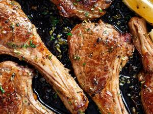 شرائح لحم الغنم المشوية في الفرن