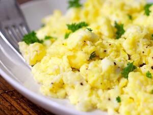 بيض وبطاطا بالبصل الاخضر