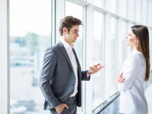 الاطلاع جيدًا على قوانين الشركة فيما يخص التعرض للتحرش أو مضايقات من زملاءك في العمل