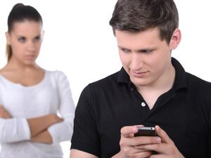 الشك المستمر دون مبرر قد يشعر زوجك بالضيق ويسبب نفوره منكِ الشك المستمر دون مبرر قد يشعر زوجك بالضيق ويسبب نفوره منكِ