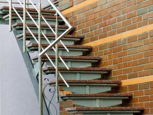 تشمل "اكسسوارات" السلّم وحدة إضاءة مصمّمة بغرابة تشمل "اكسسوارات" السلّم وحدة إضاءة مصمّمة بغرابة