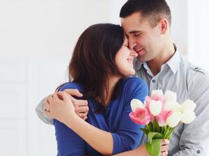 إن الزوجين الناجحين هما الذين يكون فيما بينهما مشاركة في كل شيئ تقريبا  إن الزوجين الناجحين هما الذين يكون فيما بينهما مشاركة في كل شيئ تقريبا