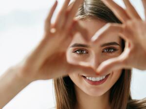 تناول الكثير من الأطعمة التي تحتوي على الملح تتسبب بانتفاخ عينيك تناول الكثير من الأطعمة التي تحتوي على الملح تتسبب بانتفاخ عينيك