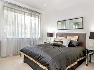 يفضل تجنب حشو المساحة الفارغة بالأثاث الكثير لأن غرفة النوم يفضل أن تكون ذات مساحة واسعة يفضل تجنب حشو المساحة الفارغة بالأثاث الكثير لأن غرفة النوم يفضل أن تكون ذات مساحة واسعة