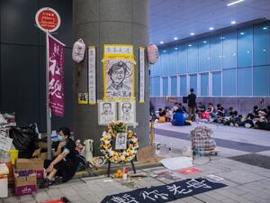 Hong Kong police on June 22 slammed an "illegal" blockade of its headquarters after a 15-hour siege by anti-government demonstrators calling for the resignation of the city's pro-Beijing leader. (Dale DE LA REY / AFP)