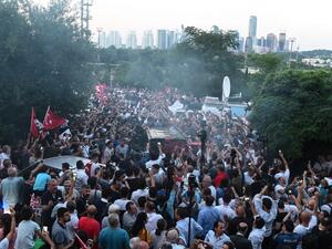 Surrounded by security, press and party supporters, Ekrem Imamoglu, candidate of the secular opposition Republican People's Party (CHP), leaves the in a vehicle following his victory statement at the CHP offices in Istanbul, on June 23, 2019. (AFP/ File Photo)