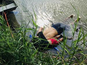 View of the bodies of Salvadoran migrant Oscar Martinez Ramirez and his daughter, who drowned while trying to cross the Rio Grande in Matamoros, state of Coahuila on June 24, 2019. (STR / AFP)