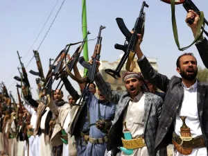 Supporters of the Houthis demonstrate in the capital Sanaa. (Mohammed Huwais / AFP)