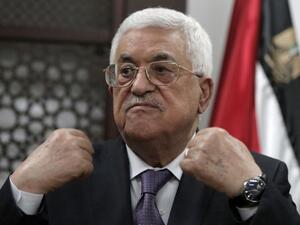 Palestinian Authority President Mahmoud Abbas speaks with journalists at his office in the West Bank city of Ramallah. (AFP PHOTO)