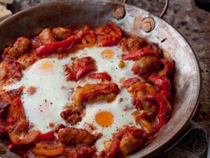 صينية البيض بالسجق في الفرن