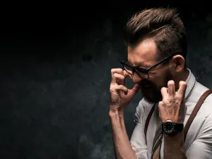 من المقبول قمع غضبك أو التحلي بمزيد من الصبر لتجنب أي جدال إلا أنه يجب عليك التأكد من عدم تراكم الغضب في داخلك