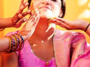 لا تحاولي أن تجربي أيًّا من المنتجات الجديدة للعناية بالبشرة قبل زفافِك  لأنّ أيًّا منها قد يسبب لكِ حساسية لا تحاولي أن تجربي أيًّا من المنتجات الجديدة للعناية بالبشرة قبل زفافِك  لأنّ أيًّا منها قد يسبب لكِ حساسية