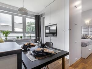 يُفضَّل اختيار الستائر ذات التصميمات البسيطة بحيث تحمل نوعين من القماش في الحدِّ الأقصى