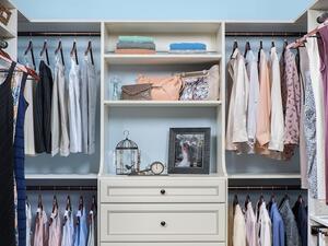 تُخرج الملابس من أكياس التنظيف الجاف البلاستيكية لأنَّها تحبس الرطوبة تُخرج الملابس من أكياس التنظيف الجاف البلاستيكية لأنَّها تحبس الرطوبة