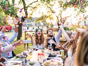 يُنصح بارتداء ملابس خفيفة بها أزرار يسهل فكها وتركيبها ويوجد العديد من الألوان التي تتماشى مع حفلات الزفاف الصيفية يُنصح بارتداء ملابس خفيفة بها أزرار يسهل فكها وتركيبها ويوجد العديد من الألوان التي تتماشى مع حفلات الزفاف الصيفية