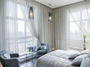  يُنصح باختيار الستارة المشغولة من الـ"ساتان" مع لمعة خفيفة لتعكس الإضاءة