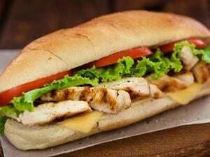 ساندويش الدجاج بالأفوكادو