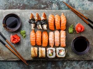 يتكون طبق السوشي من السمك النئ مع الأرز مع النوري الملفوف أو الأعشاب البحرية