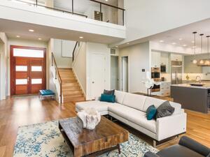 إذا كان الجدار الذي يحوي باب الغرفة كبيرًا يُفضّل تثبيت شاشة التلفاز عليه، بعيدًا عن وحدة الخشب الكاملة