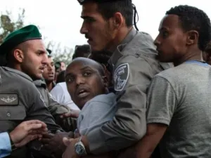 شهدت مدينة تل أبيب سلسلة من التظاهرات الغاضبة، بعد مقتل سلمون تاكا (19 عاماً)