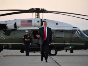 US President Donald Trump makes his way to board Air Force One before departing from Cleveland Hopkins International Airport in Cleveland, Ohio on July 12, 2019. (MANDEL NGAN / AFP)