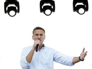 Russian opposition leader Alexei Navalny addresses demonstrators during a rally to support opposition and independent candidates after authorities refused to register them for September elections to the Moscow City Duma, Moscow, July 20, 2019. (Maxim ZMEYEV / AFP)