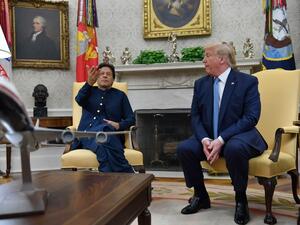 US President Donald Trump shakes hands with Pakistani Prime Minister Imran Khan (L) during a meeting in the Oval Office at the White House in Washington, DC, on July 22, 2019. (Nicholas Kamm / AFP)