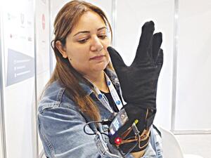 Hadeel Ayoub’s BrightSign smart glove allows people with speech disabilities to translate sign language into text and voice (Twitter)