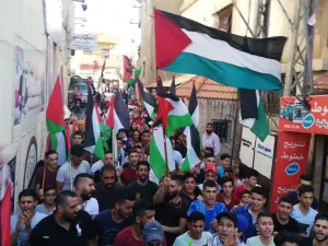 Palestine refugees in al-Jaleel camp in Baalbak, Lebanon protest against the unjust decision cracking down on Palestinian workers (Twitter)