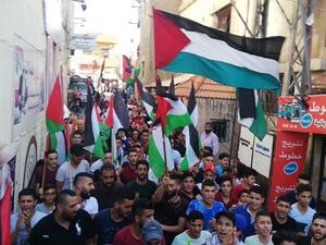 Palestine refugees in al-Jaleel camp in Baalbak, Lebanon protest against the unjust decision cracking down on Palestinian workers (Twitter)