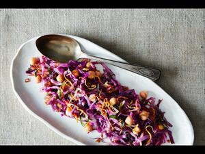 سلطة الملفوف الاحمر والحمص