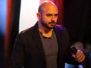 A fan asked Mahmoud Al-Esseily to take a photo with him during a concert Source esseily Instagram