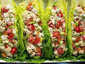 سلطة الدجاج في لفائف الخس