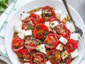 طبق الطماطم المتبلة بالموزاريلا