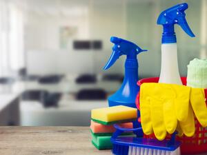 تُغسل ممسحة الأرضيَّة بماء الصنبور وتُنقع داخل وعاء مليء بماء ساخن