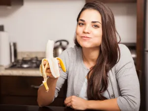 من فوائد تناول الموز قبل النوم هو أنه يمكن أن يكون بديلا للوجبات غير الصحية في هذه الفترة المسائية