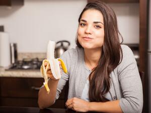 من فوائد تناول الموز قبل النوم هو أنه يمكن أن يكون بديلا للوجبات غير الصحية في هذه الفترة المسائية من فوائد تناول الموز قبل النوم هو أنه يمكن أن يكون بديلا للوجبات غير الصحية في هذه الفترة المسائية