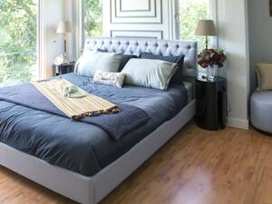 سرير عائلي من الجلد يمكن أن يتم فصله لجزءين وينام فيه أكثر من شخصين