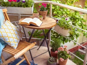 يحلو تنسيق ديكور الجدار الرئيس للتراس مع الأرضية وتصميمه على شكل طبقات نافرة فيها إنارة