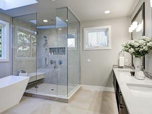 حاول الدمج بين ألوان الحائط وألوان الأرضية فيوجد بعض أوراق الحائط المضادة للمياه تعمل كغطاء لأرضية الحمام