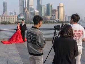 إذا كنتِ ملتزمة بميزانية محدودة ابحثي بين المصوّرين الناشئين عن مصوّر ذي موهبة جيدة إذا كنتِ ملتزمة بميزانية محدودة ابحثي بين المصوّرين الناشئين عن مصوّر ذي موهبة جيدة