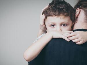حاولة لفت نظر طفلك إلى وجود أشياء أخرى بديلة جيدة في حياته هي بمثابة تجاهل للمشكلة