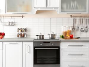 ليس بالضرورة حفظ ملاعق سكب الطعام وتناوله والسكاكين في أدراج المطبخ بل يمكن جعلها جزءًا من ديكور المطبخ