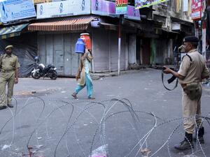 Security personnel stand guard on a street in Jammu on August 6, 2019. Washington on August 4 urged respect for rights and called for the maintenance of peace along the de facto border in Kashmir after India stripped a special autonomy status from its part of the divided region. (Rakesh BAKSHI / AFP)