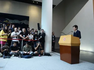 Hong Kong Chief Executive Carrie Lam (R) speaks at a press conference in Hong Kong on August 20, 2019. (Lillian SUWANRUMPHA / AFP)