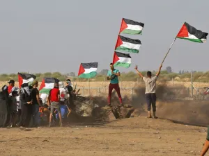 Palestinian demonstrators wave the national flag during clashes between Palestinian protesters and Israeli forces. (AFP/ File Photo)