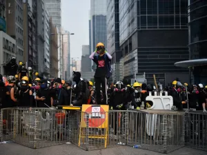 Protesters face off with riot police at Kowloon Bay in Hong Kong on August 24, 2019. (Lillian SUWANRUMPHA / AFP)
